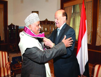 الرئيس يقلد الفنان أيوب طارش وسام الوحدة أمس