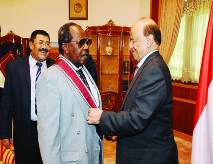 .. ويقلد الفنان كرامة مرسال وسام الوحدة أمس