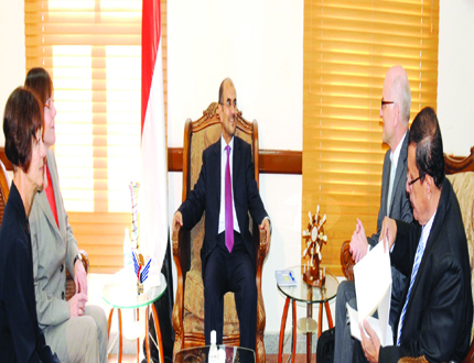 السعدي أثناء لقائه رئيسة قطاع مشاريع التعليم والتنمية المستدامة أمس