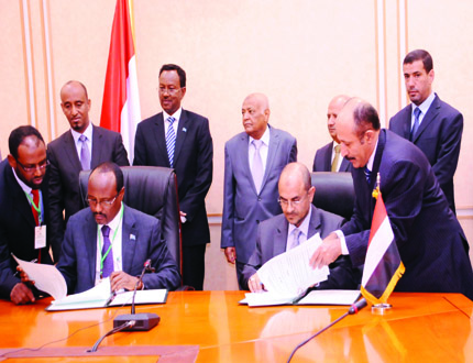 أثناء توقيع اتفاقية إنشاء لجنة مشتركة للتعاون بين اليمن والصومال أمس