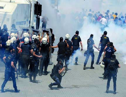 الشرطة التركية أثناء تفريق المظاهرة الاحتجاجية
