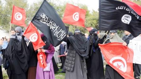 >  جهاديات تونسيات يرفعن علم القاعدة في تونس