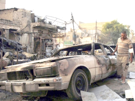 آثار أحد التفجيرات في بغداد أمس