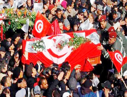 >  خلال تشييع جثمان أحد المعارضين التونسيين