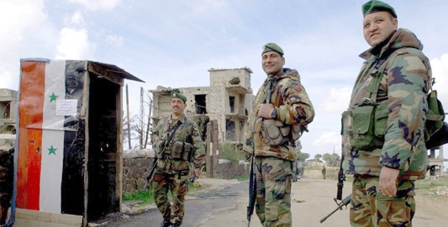 أفراد من الجيش السوري خلال دك أوكار وتجمعات للارهابيين في دير الزور والحسكة