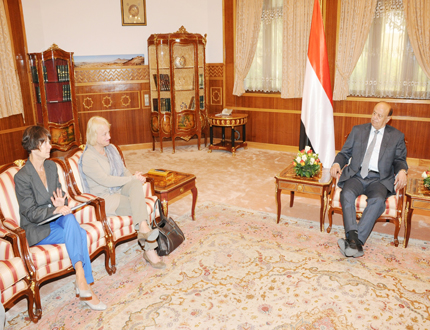 >  رئيس الجمهورية خلال استقباله رئيسة بعثة الاتحاد الأوروبي والسفيرة الألمانية