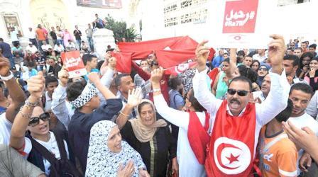 تظاهرات المعارضة التونسية هي الأقوى منذ اندلاع الثورة للمطالبة بالرحيل الفوري للحكومة التي يقودها حزب النهضة الإسلامية