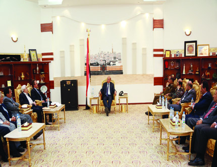 رئيس الجمهورية أثناء لقائه أمين وأعضاء ومسؤولي أمانة العاصمة أمس