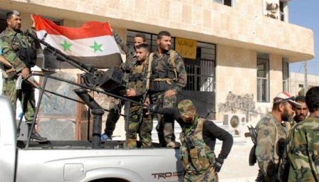 أفراد من الجيش السوري خلال سيطرتهم على بلدة قارة الواقعة في منطقة القلمون