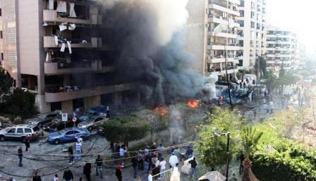 من آثار  التفجير الانتحاري المزدوج قرب السفارة الإيرانية جنوبي بيروت