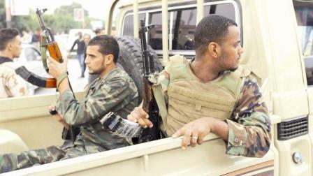 الجنود الليبيون يسعون إلى بسط الأمن في بنغازي