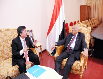 >  رئيس الوزراء لدى استقباله الممثل المقيم والمدير القطري لبرنامج الغذاء العالمي للأمم المتحده في اليمن