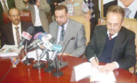 >  أثناء توقيع أتفاقية الشراكة الاستثمارية بين وزارة الأوقاف وأمانة صنعاء وشركة مروج