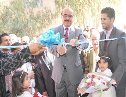 وزير الإعلام أثناء افتتاحه ثلاثة استديوهات رقمية لإذاعة صنعاء أمس