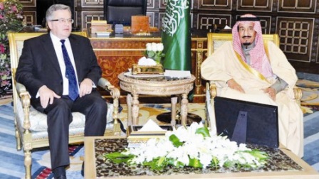 ولي العهد السعودي الأمير سلمان بن عبدالعزيز مع الرئيس البولندي برونسلاف كومورفسكي