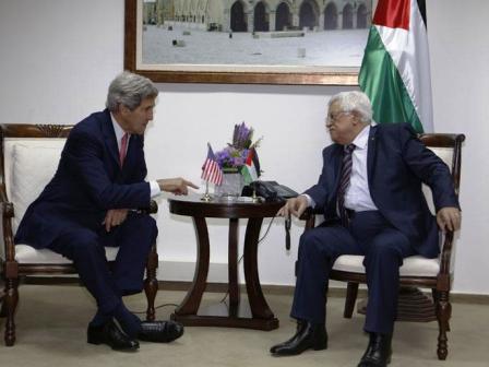 وزير الخارجية الأمريكي خلال لقائه محمود عباس