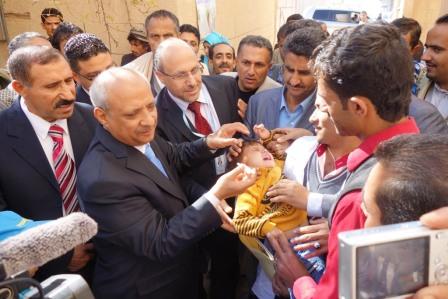 وزير الصحة أثناء تدشينه الجولة الرابعة من الحملة الوطنية للتحصين ضد شلل الأطفال