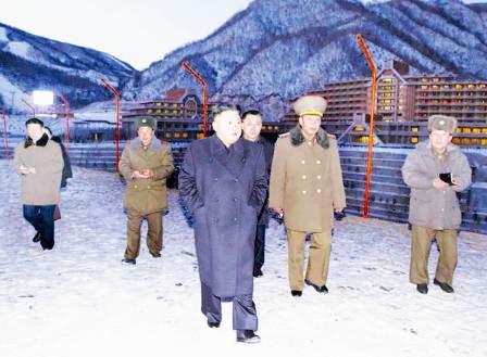 الزعيم الكوري الشمالي خلال تفقده وحدات عسكرية