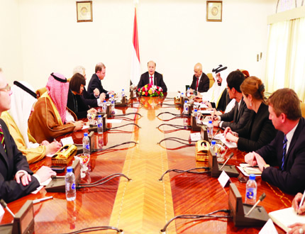 رئيس  الجمهورية أثناء استقباله سفراء الدول العشر الراعية للمبادرة الخليجية أمس