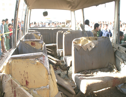 >  من آثار  التفجير  الإرهاربي على حافلة قاعدة الإصلاح المركزي في صنعاء أمس