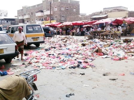هذه الصورة تحكي عن واقع مرير..  هل تعلمون ياقيادة محافظة لحج ماذا تسبب هذه القمامة المتراكمة في الشارع الرئيسي من امراض؟!  إننا بحاجة الى اجابة.