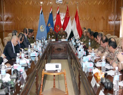 وزير الدفاع لدى ترؤسه اجتماع فريق إعادة هيكلة القوات المسلحة أمس