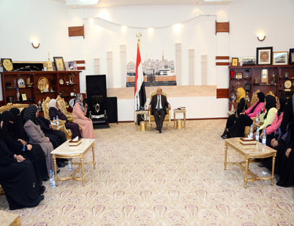 الرئيس لدى استقباله قيادات اتحاد نساء اليمن أمس