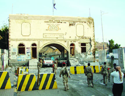 بوابة المنطقة العسكرية الرابعة بعدن بعد الهجوم الإرهابي أمس