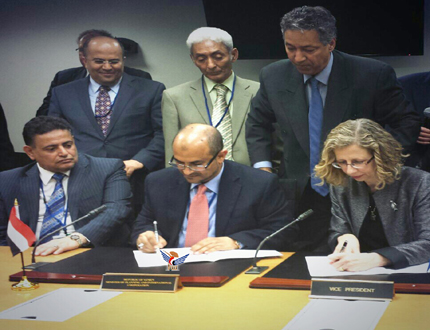 أثناء توقيع الاتفاقيات بين اليمن والبنك الدولي