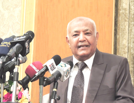 >   باسندوة خلال تدشين الحملة الوطنية لدعم مرضى السرطان