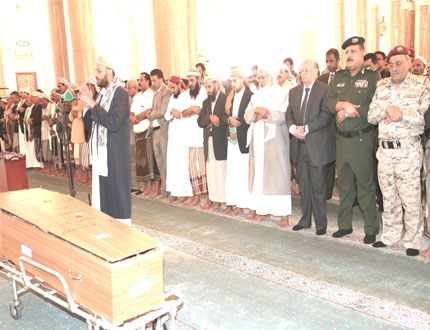 >   رئيس الجمهورية  يؤدي صلاة الجنازة على جثمان الفقيد الزروعري بجامع الصالح أمس