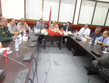وزير الدفاع لدى ترؤسه الاجتماع الموسع في محافظة عدن أمس