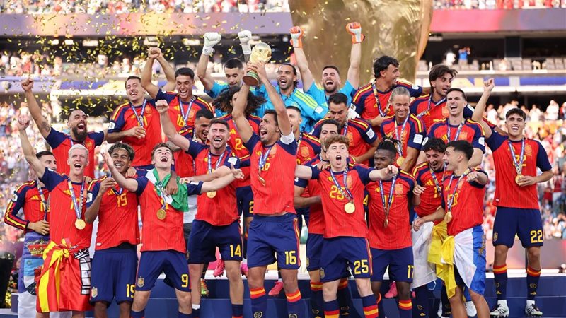 منتخب إسبانيا بصفته دول مضيفة